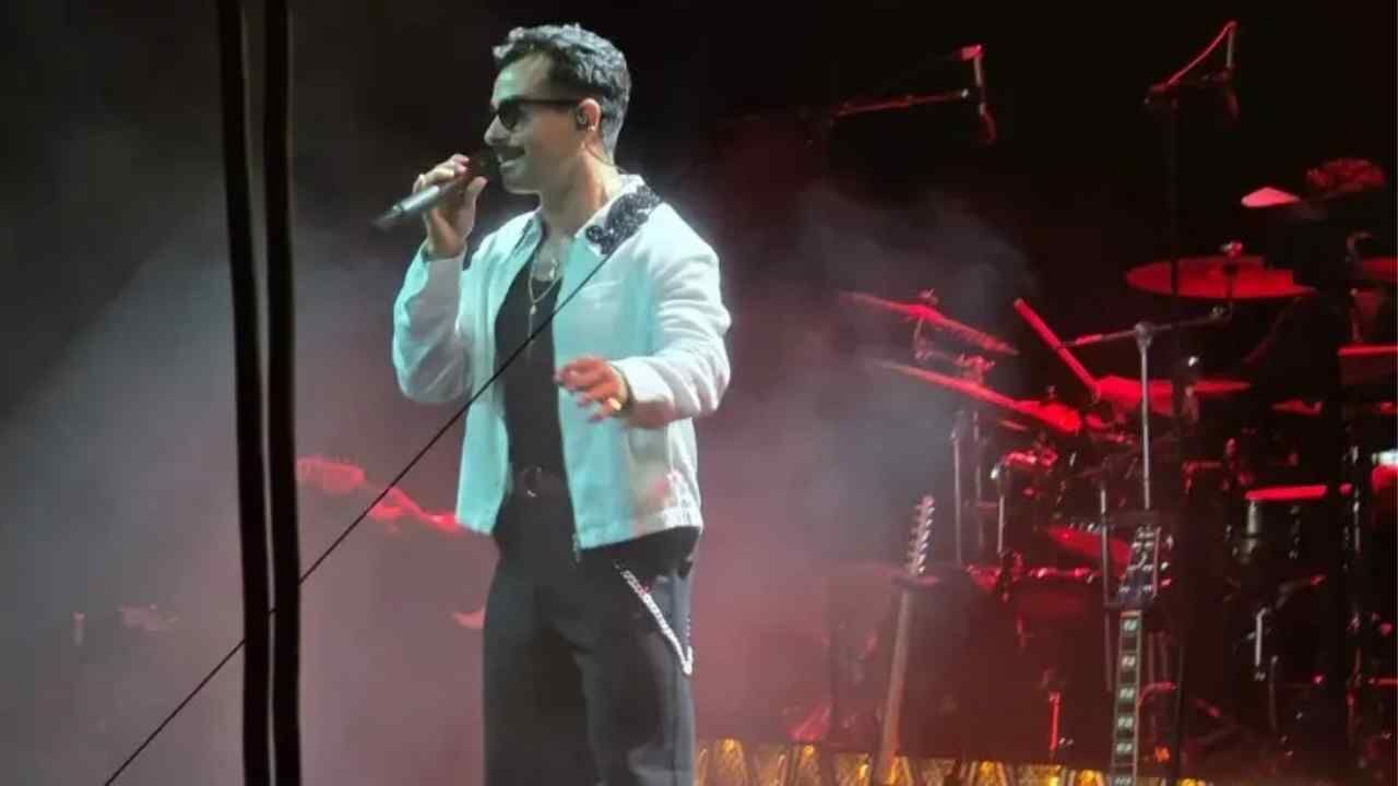 Gökhan Türkmen’in Konserinde 9 Çift Aynı Anda Evlilik Teklifi Etti (1)