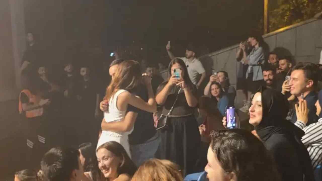 Gökhan Türkmen’in Konserinde 9 Çift Aynı Anda Evlilik Teklifi Etti (3)