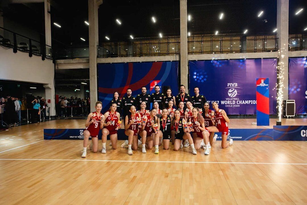 U17 Kadin Milli Voleybol Takimi Dunya Ikincisi Oldu Iki Oyuncu Ruya 20260817 2