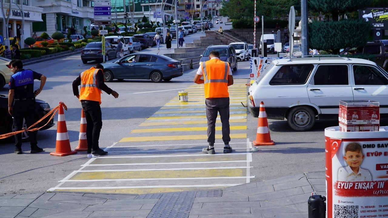 Yozgat Belediyesi’nden Trafik Ve Yaya Güvenliği İçin Kapsamlı Çizgi Yenileme Seferberliği