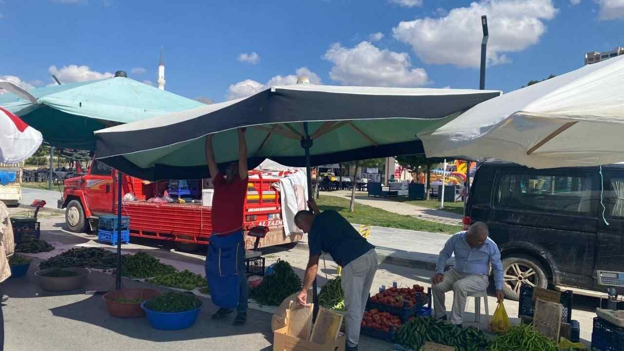 Yozgat Salı Pazarında Rüzgar Satıcıları Zorladı (2)