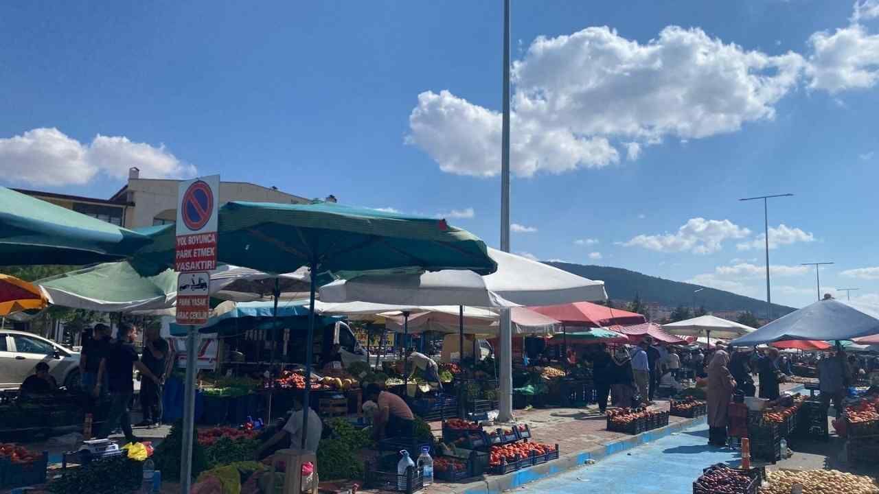 Yozgat Salı Pazarında Rüzgar Satıcıları Zorladı (3)