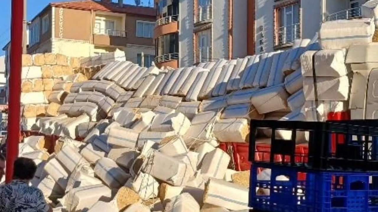 Yozgat'ta Dorseye Fazla Yüklenen Samanlar Yola Saçıldı (1)
