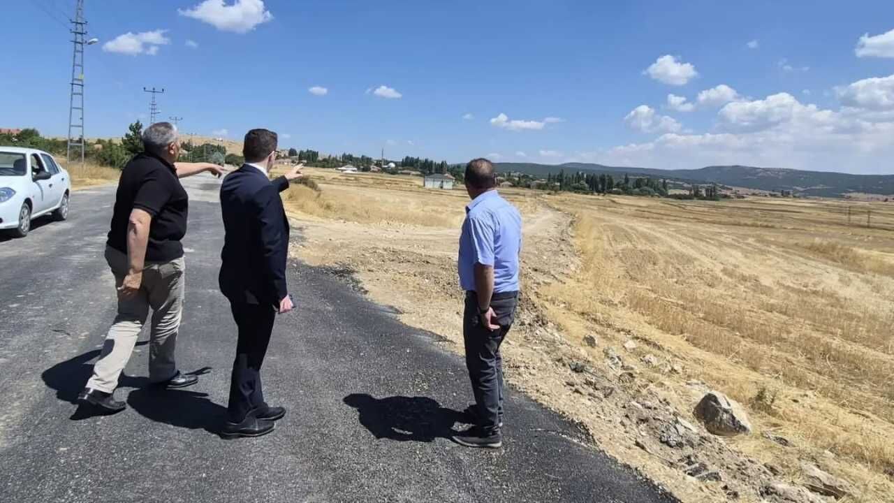 Yozgat'ta Kaymakam Köy Yolları İçin Sahaya İndi