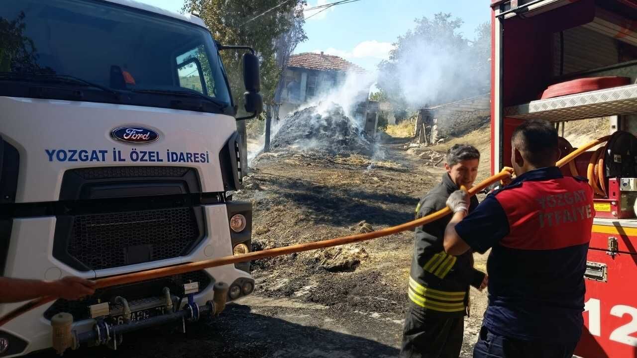 Yozgat’ta Korkutan Yangın! Saman Balyaları Alev Alev Yandı (2)