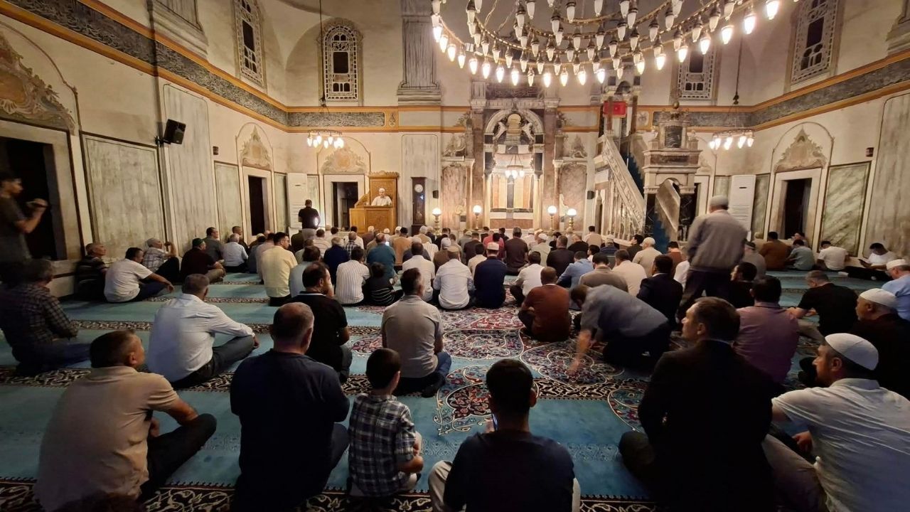 Yozgat’ta Mevlid Kandili Dualarla İdrak Edildi Tarihi Çapanoğlu Camii’nde Anlamlı Gece (1)