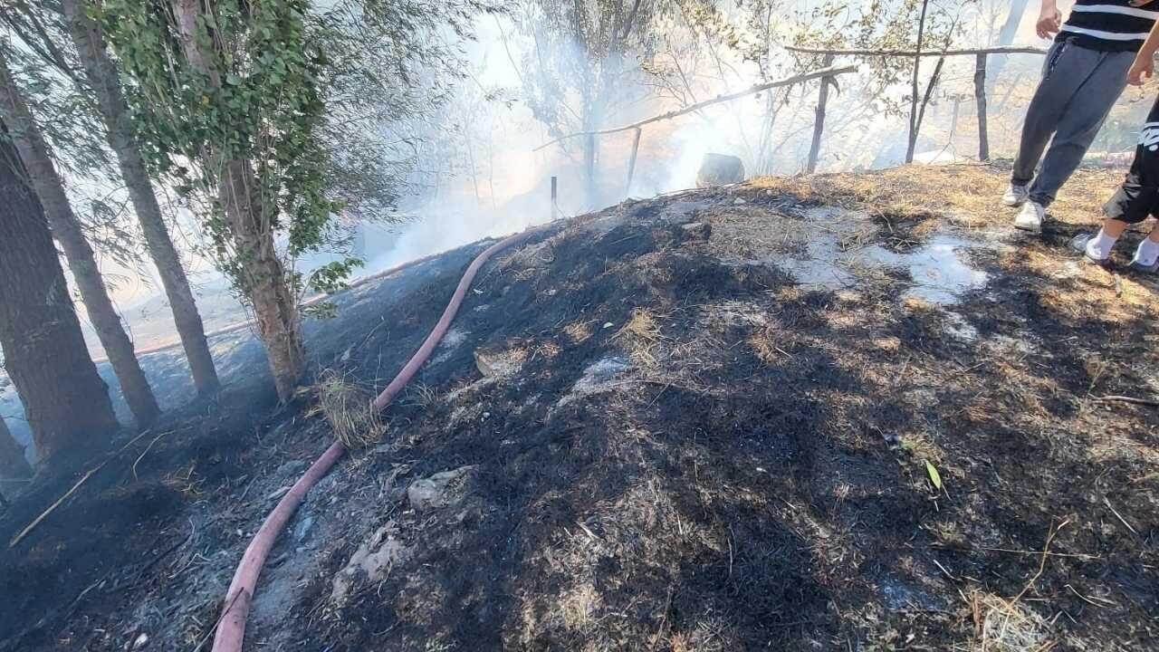 Yozgat’ta Ot Yangını 2 Dönüm Arazi Küle Döndü (2)
