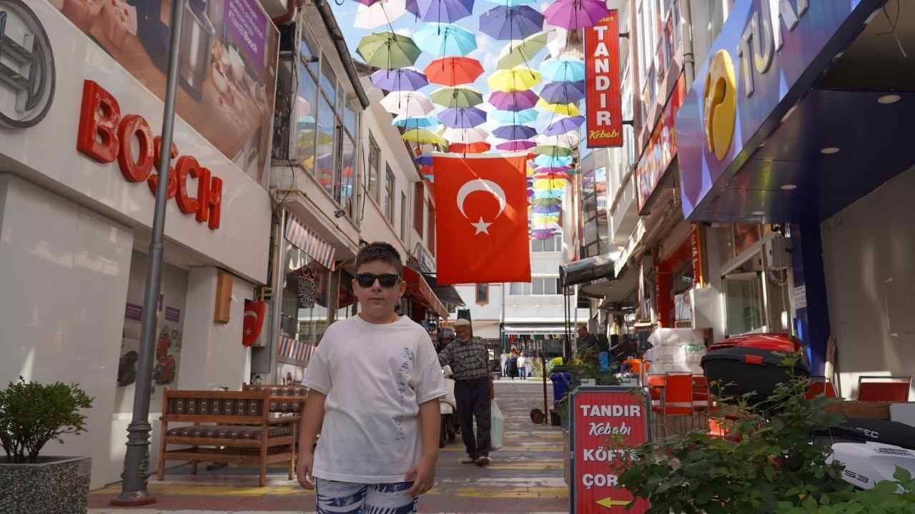 Yozgat'ta Şemsiyeli Sokak Geleneği Sürüyor (1)