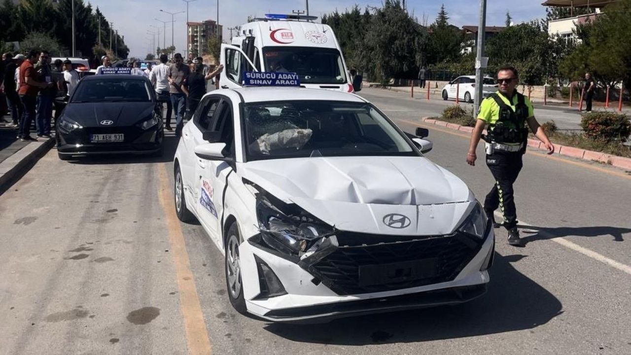 14 Yaşında Direksiyon Başına Geçti! Ehliyet Sınavı Aracına Çarptı