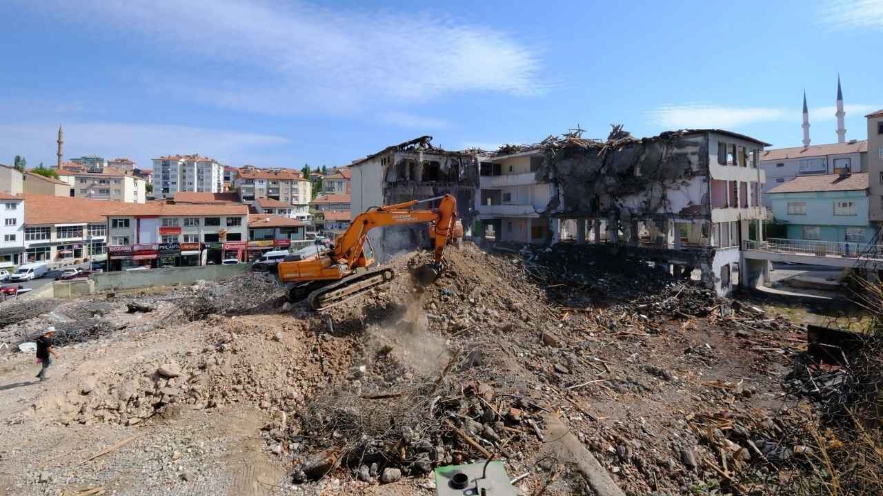 Akdağmadeni’nde Dönüşüm Başladı: Eski Binalar Yıkılıyor, Dev Proje Geliyor