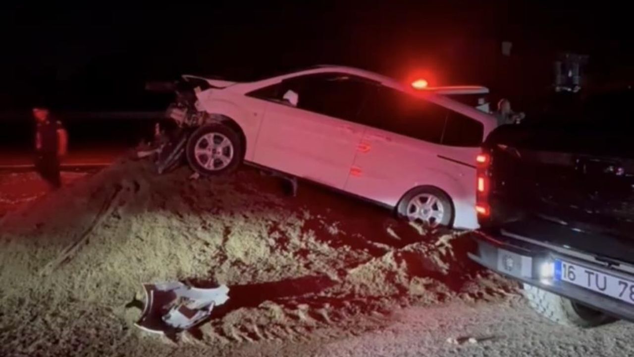 İnanılmaz Kaza! Kontrolden Çıkan Otomobil Rampada Asılı Kaldı