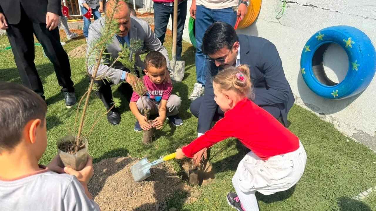 Saraykentli Minikler Kendi Fidanlarını Toprakla Buluşturdu