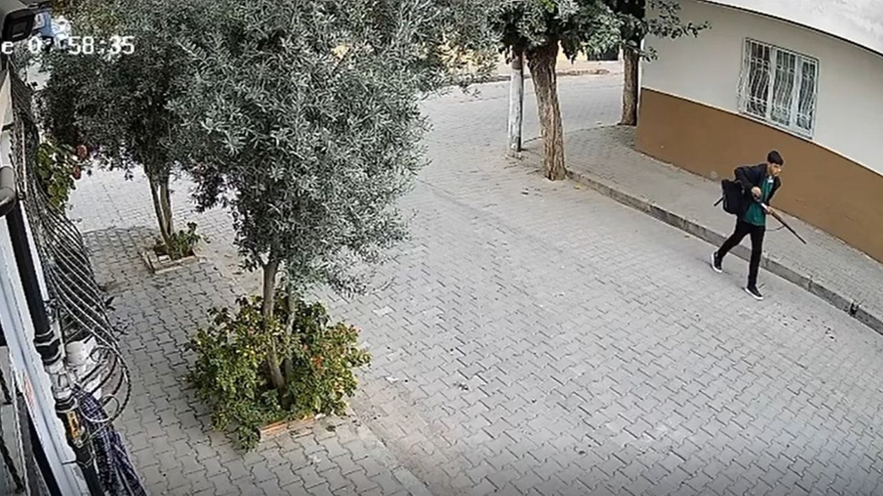 Turgutlu’daki Okul Saldırısında Yeni Görüntü! Elinde Pompalı Tüfekle Böyle İlerlemiş (1)