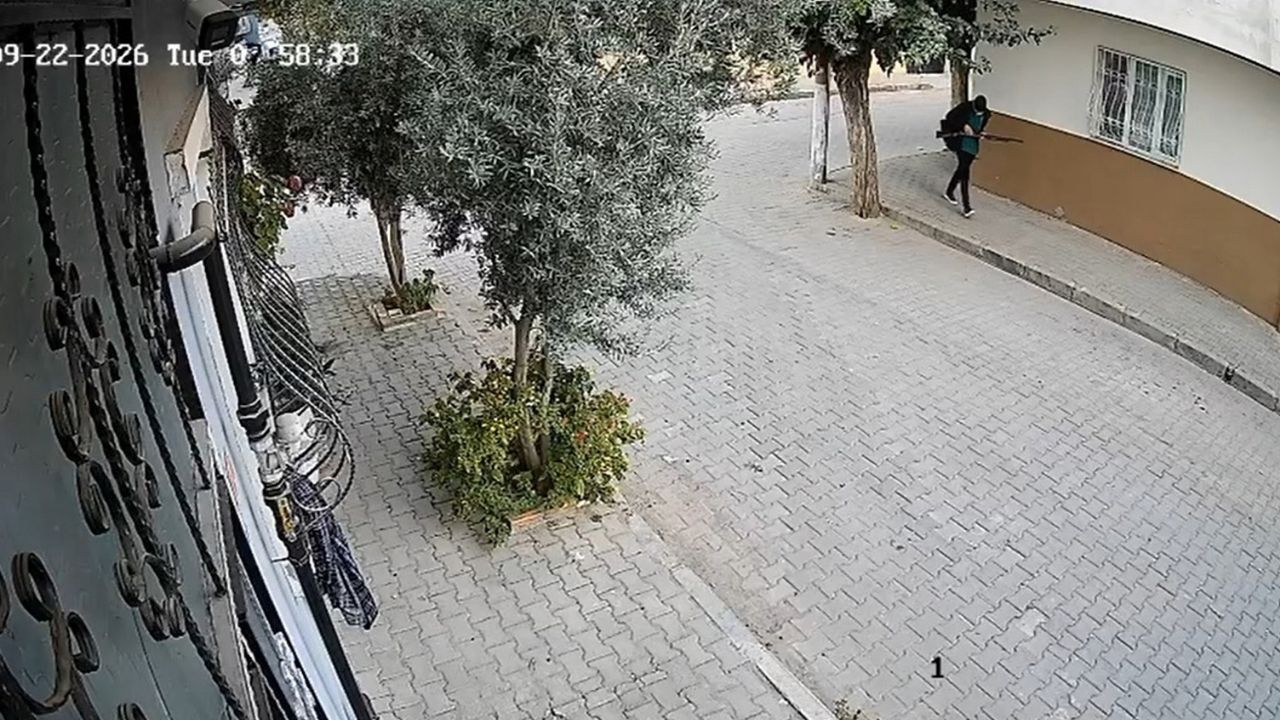 Turgutlu’daki Okul Saldırısında Yeni Görüntü! Elinde Pompalı Tüfekle Böyle İlerlemiş (2)