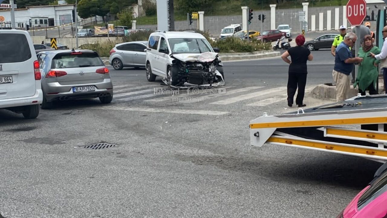 Yozgat Adliye Kavşağı’nda Tir Ve Otomobil Çarpıştı (2)