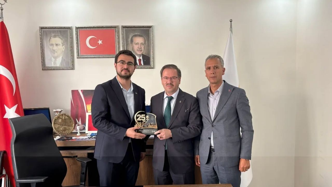Yozgat Ak Parti'den 25. Yıl Vefa Buluşması Genel Merkez Hediyeleri Başkanlara Verildi (1)
