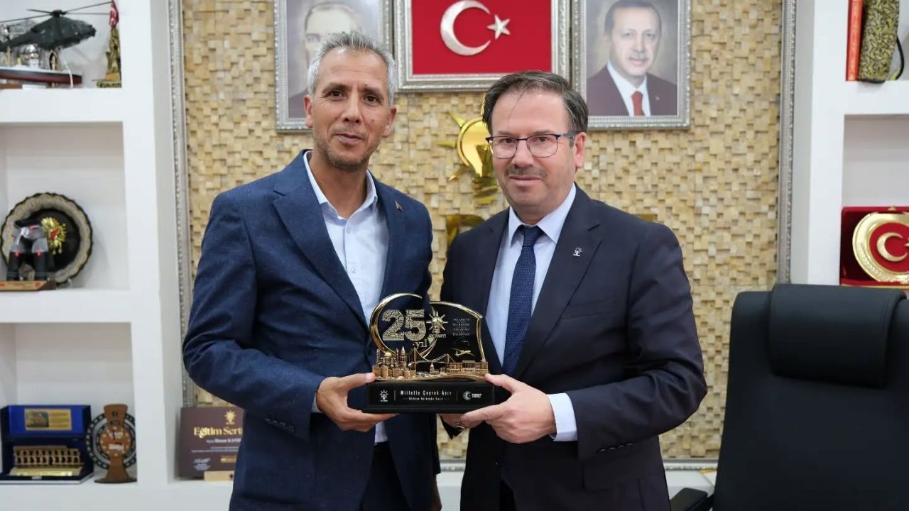 Yozgat Ak Parti'den 25. Yıl Vefa Buluşması Genel Merkez Hediyeleri Başkanlara Verildi (2)