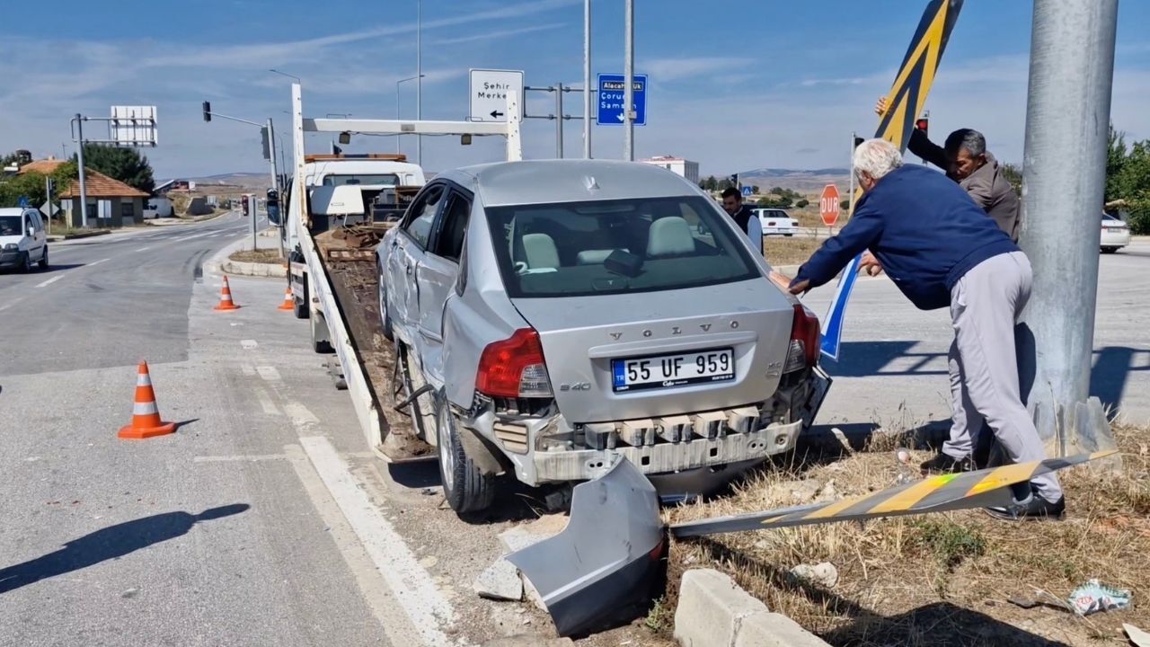 Yozgat Yolunda Korkutan Kaza Kural Tanımayan Kamyon İki Araca Çarptı! (2)