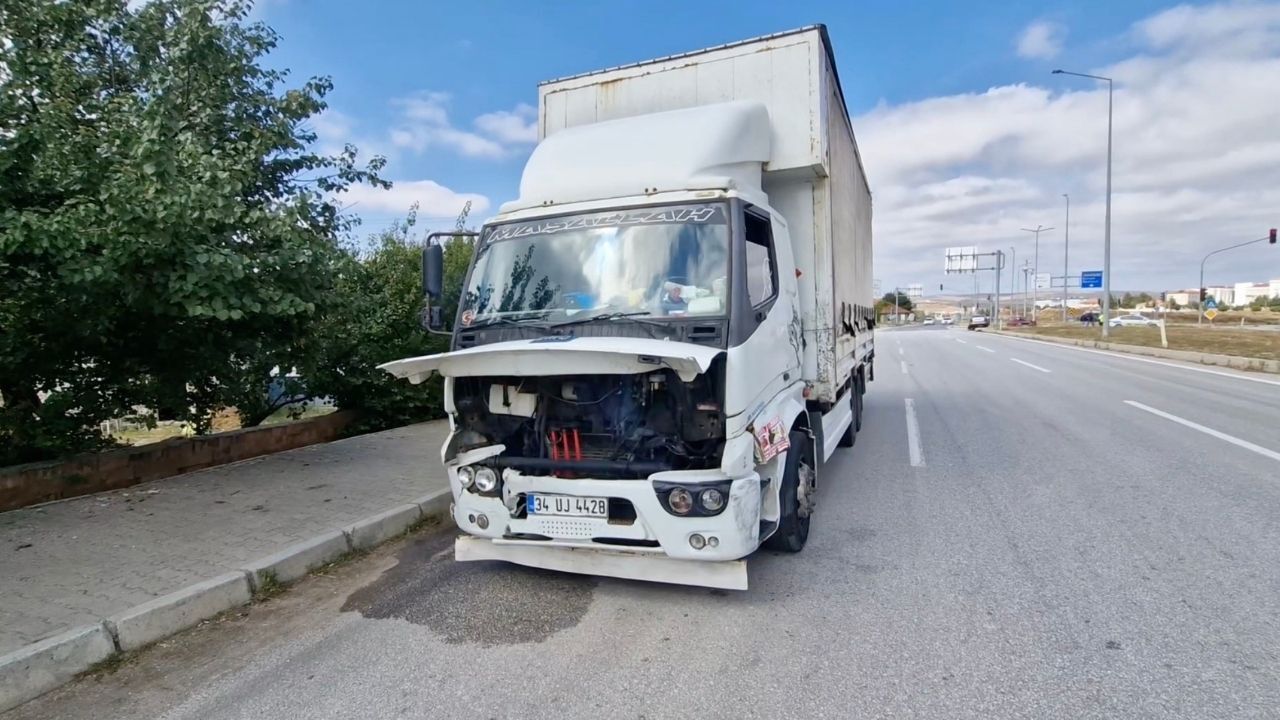 Yozgat Yolunda Korkutan Kaza Kural Tanımayan Kamyon İki Araca Çarptı! (3)