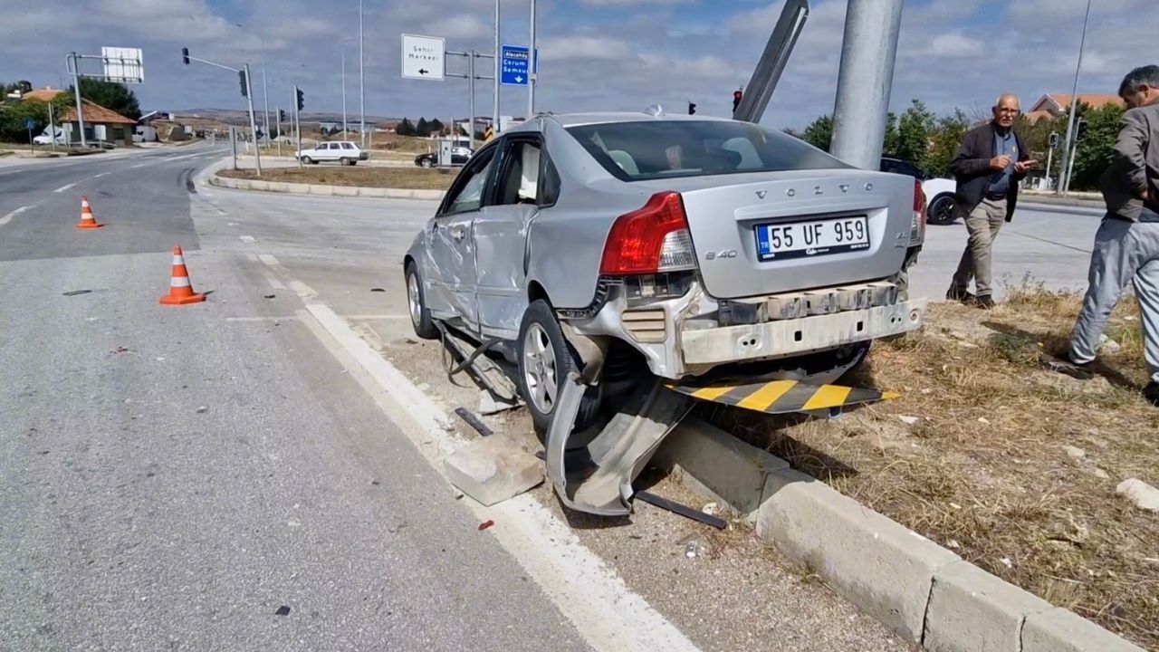 Yozgat Yolunda Korkutan Kaza Kural Tanımayan Kamyon İki Araca Çarptı! (5)