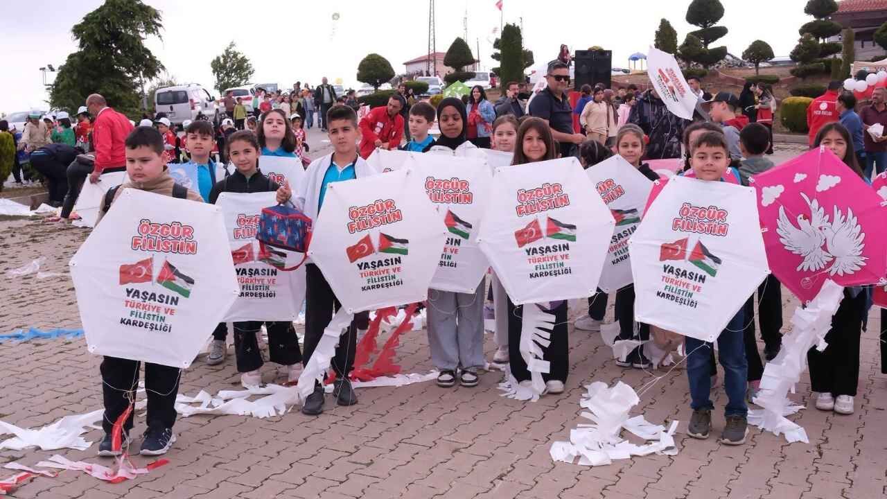 Yozgat’ta 700 Öğrenci Gazze İçin Uçurtma Uçurdu! (1)