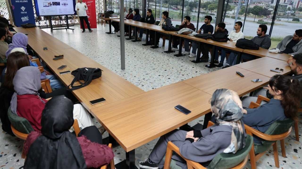 Yozgat'ta Bilim Meraklıları Kuantum Bilgisayarları Yakından Tanıdı (1)-1