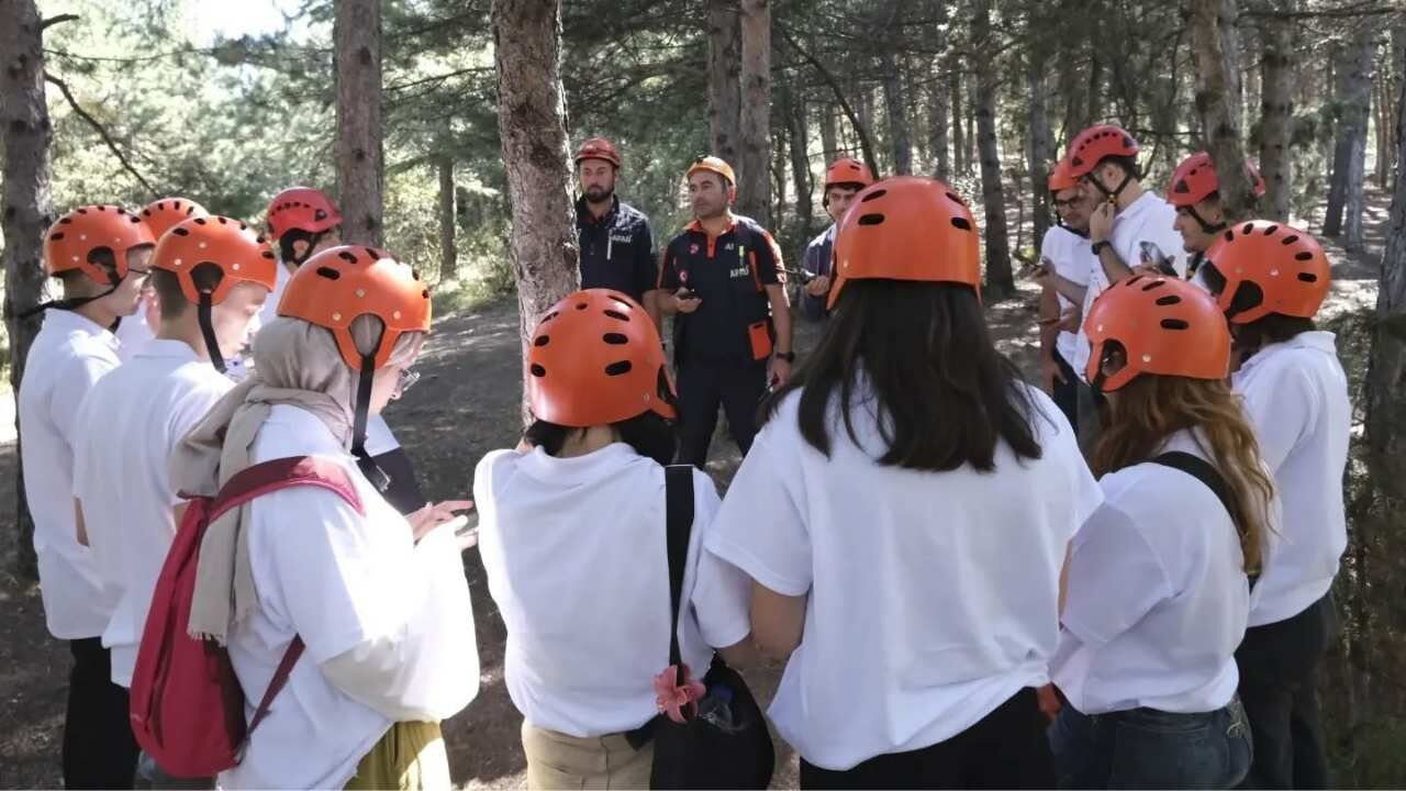 Yozgat’ta Gönüllüler Görevli Köpekleriyle Afet Eğitimi Aldı (1)