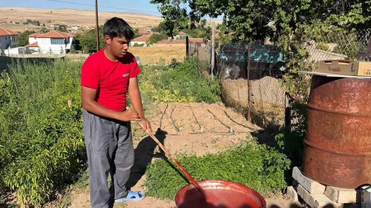 Yozgat'ta Kazanlar Kuruldu: Salçalar Kaynatılmaya Başlandı