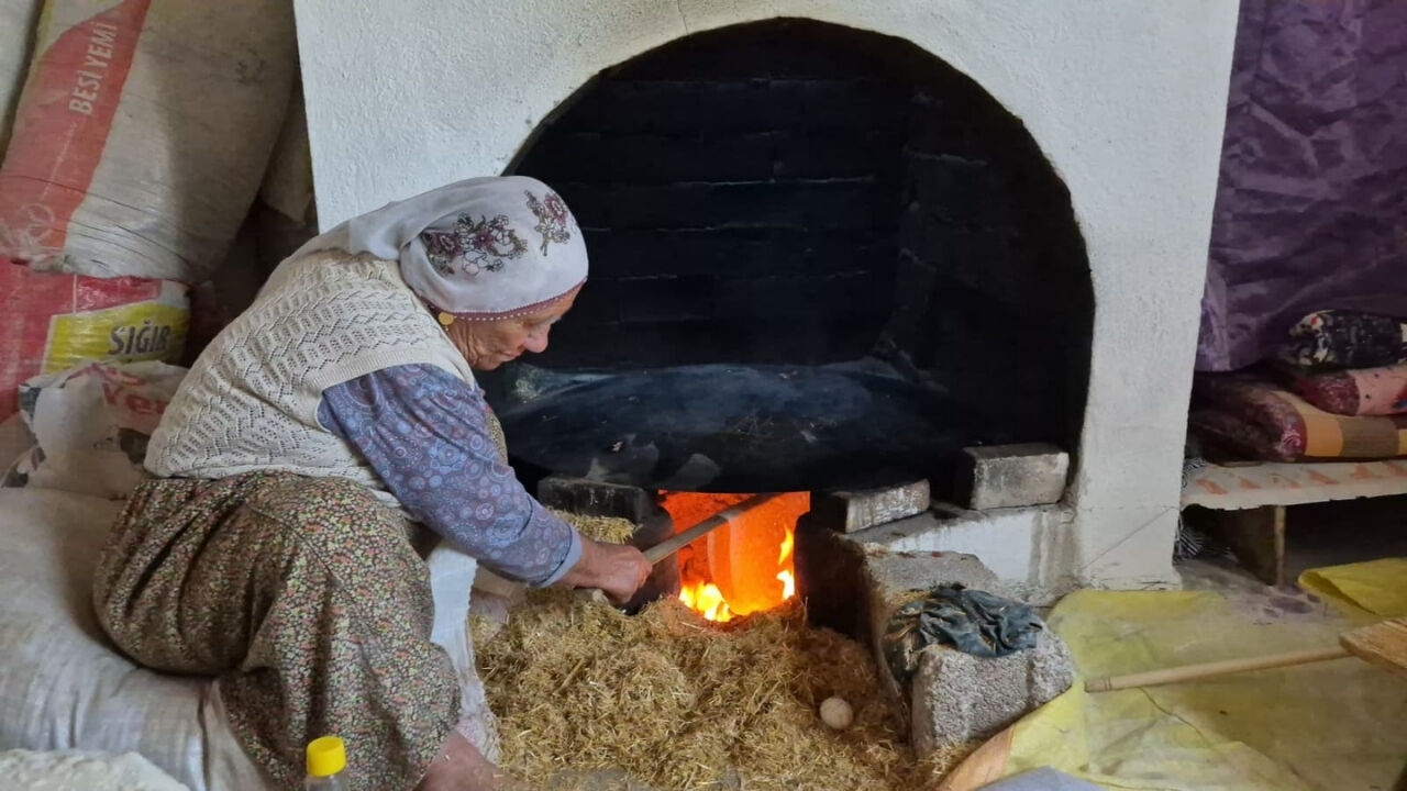 Yozgat'ta Kışlık Yufka Mesaisi Kadınlar İmeceyle Sac Başına Geçti (2)