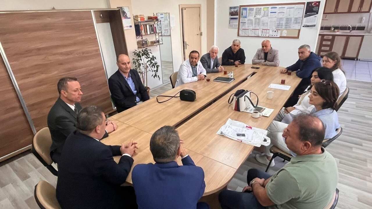 Yozgat’ta Okul Ziyaretleri Sürüyor! Yaşar Türk Öğrencilerle Bir Araya Geldi (1)