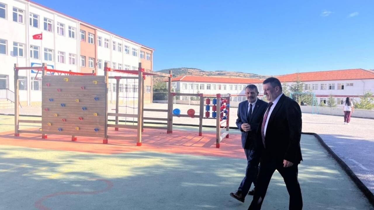 Yozgat’ta Okul Ziyaretleri Sürüyor! Yaşar Türk Öğrencilerle Bir Araya Geldi (2)