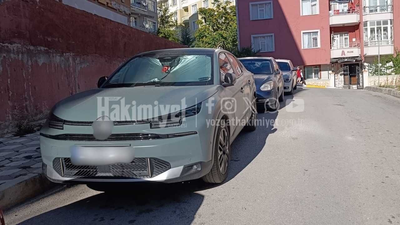 Yozgat'ta Otopark Çilesi Bitmiyor Araçlar Kaldırımları İşgal Etti (5)