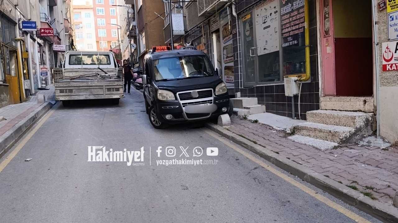 Yozgat'ta Otopark Çilesi Bitmiyor Araçlar Kaldırımları İşgal Etti (6)