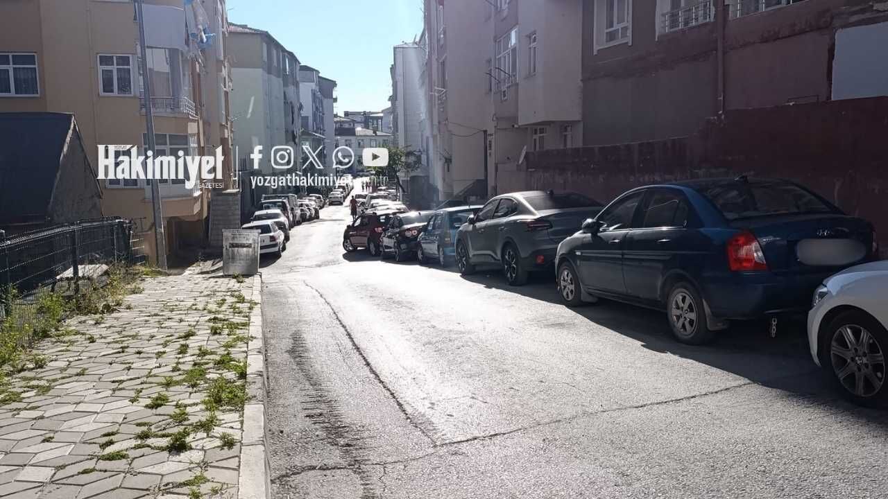 Yozgat'ta Otopark Çilesi Bitmiyor Araçlar Kaldırımları İşgal Etti (7)