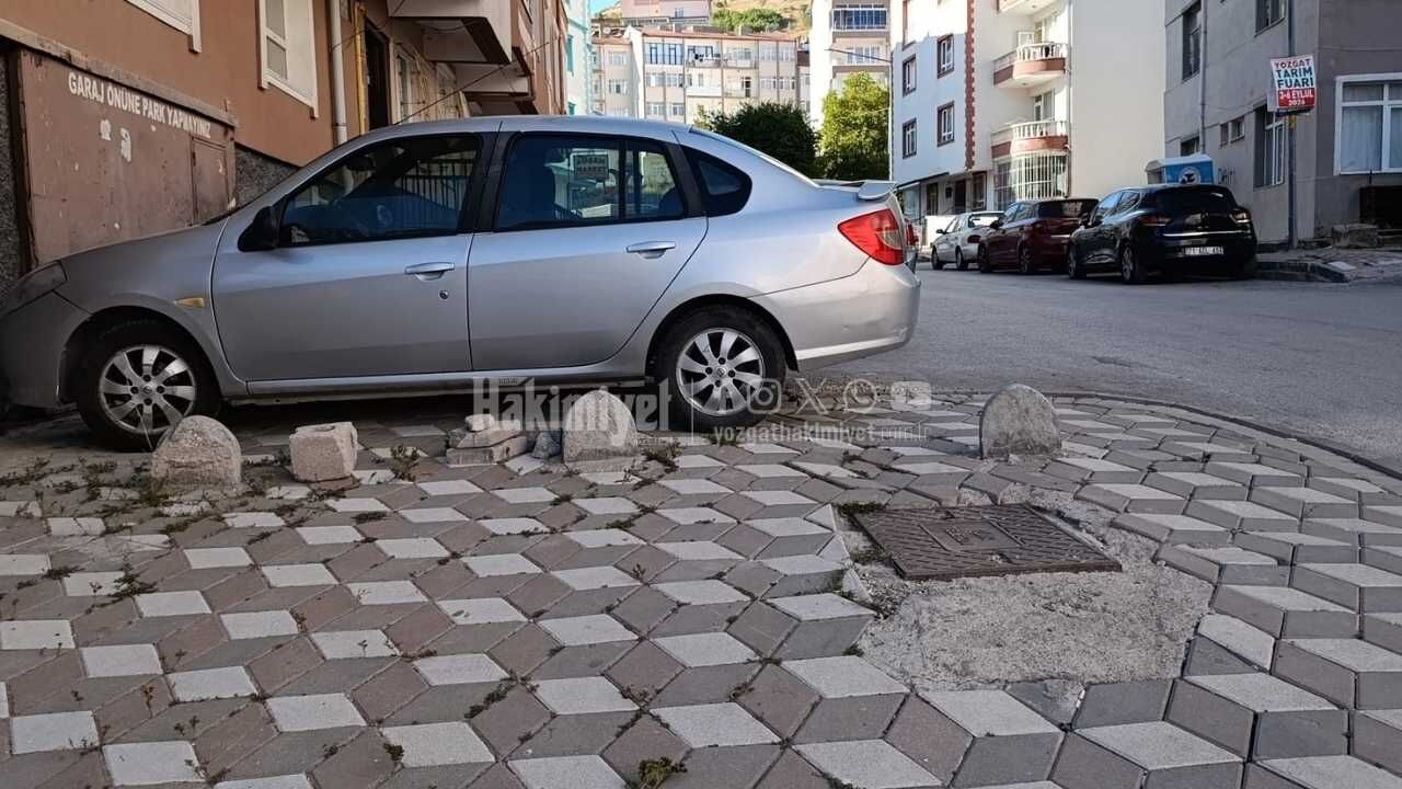 Yozgat'ta Otopark Çilesi Bitmiyor Araçlar Kaldırımları İşgal Etti (8)