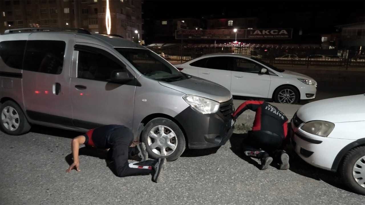 Yozgat’ta Park Halindeki Araçta Mahsur Kaldı! Çevredekilerin Dikkati Can Kurtardı (3)