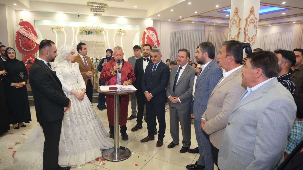 Yozgat’ta Protokolün Buluştuğu Düğün! Genç Çiftin Mutluluğu Göz Kamaştırdı