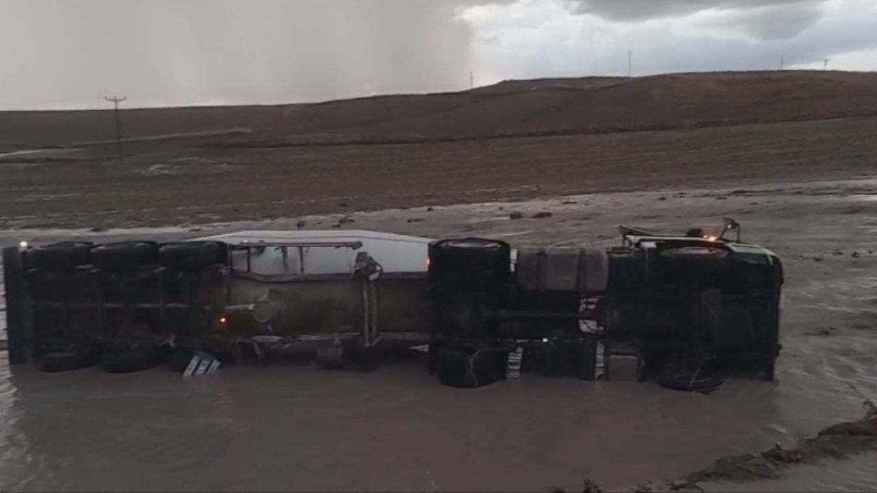 Yozgat’ta Sağanak Sele Dönüştü! Kuzayca Köyü Yolunda TIR Devrildi