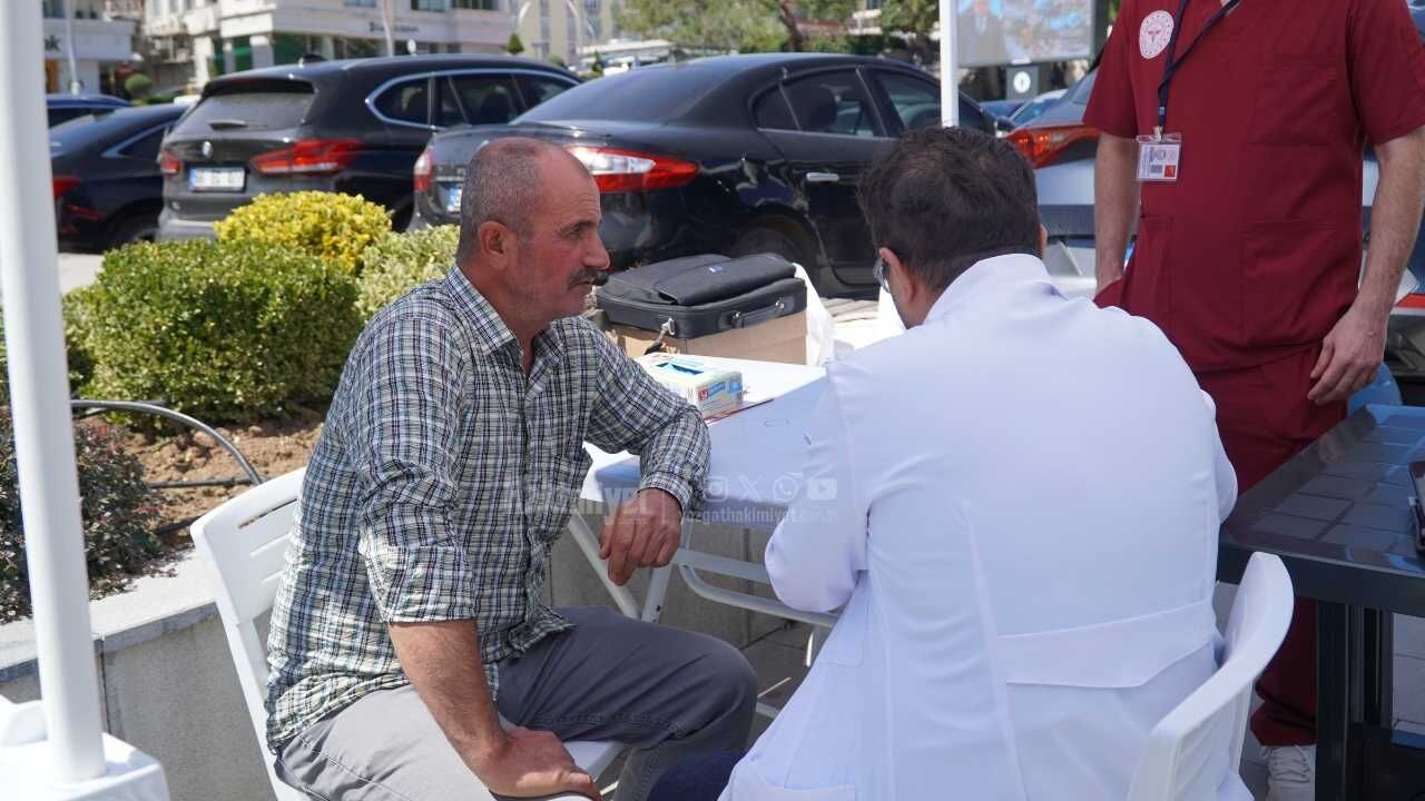 Yozgat’ta Sağlık Çadırı Kuruldu, Vatandaşlara Ücretsiz Danışmanlık Verildi (1)