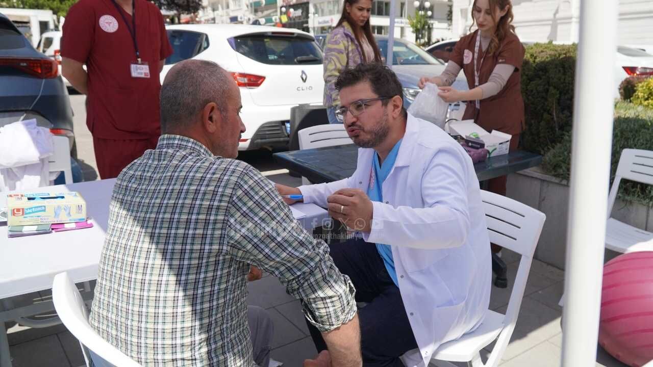 Yozgat’ta Sağlık Çadırı Kuruldu, Vatandaşlara Ücretsiz Danışmanlık Verildi (8)