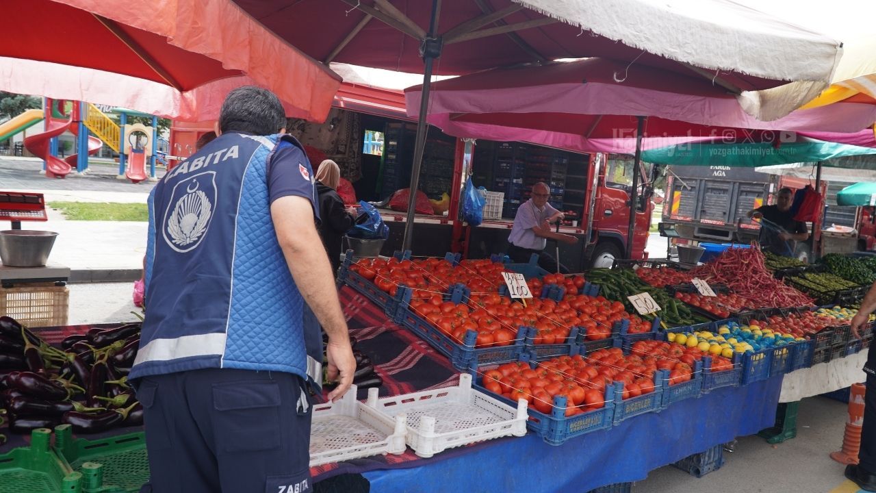 Yozgat'ta Salı Pazarında Zabıta Denetimi Etiketler Ve Tartılar Kontrol Edildi (2)