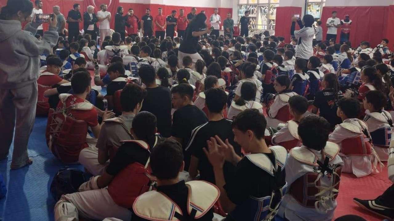 Yozgat’ta Taekwondo Rüzgarı! 9 İlden Sporcular Ortak Antrenmanda Buluştu (2)