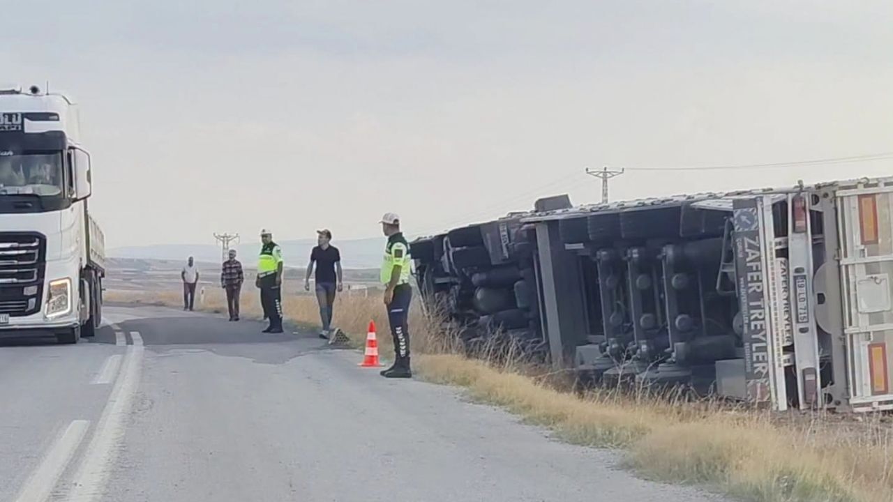 Yozgat’ta Yük Dolu Tır Devrildi Sürücü Direksiyon Hakimiyetini Kaybetti (1)