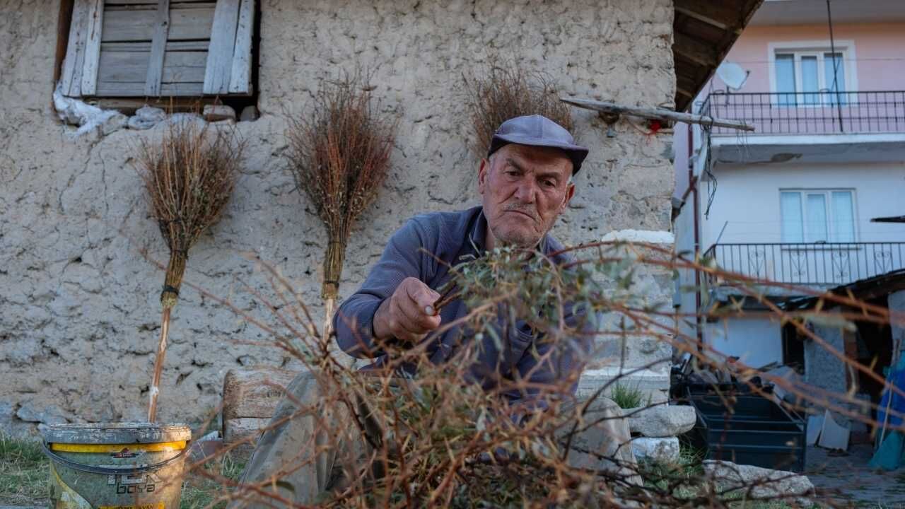 Yozgat’ta Zamana Meydan Okuyan Son Usta Dağdan Toplayıp Sanata Dönüştürüyor! (7)