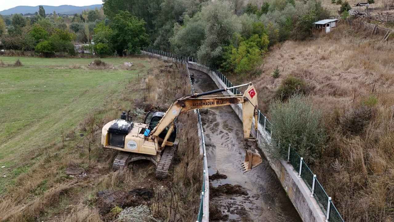 Akdağmadeni’nde Taşkın Riskine Karşı Önlem! Dere Yatakları Temizleniyor (1)