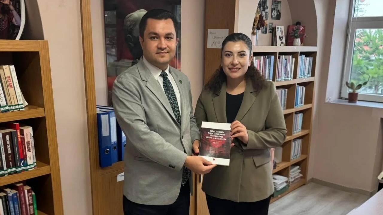 Çayıralan Kaymakamı Açar, Kütüphaneye Üye Oldu (2)