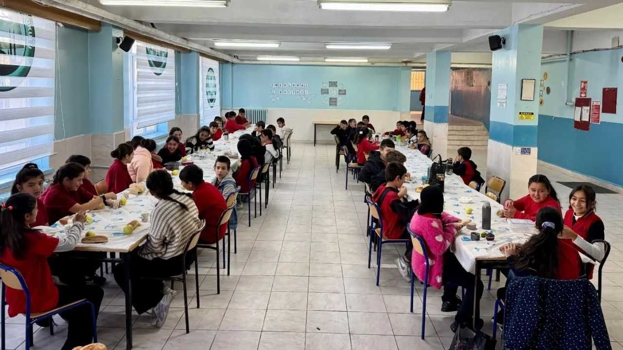 Çayıralan’da Miniklere Sağlıklı Yaşam Dersi Kaymakam Açar Sınıfları Ziyaret Etti! (1)