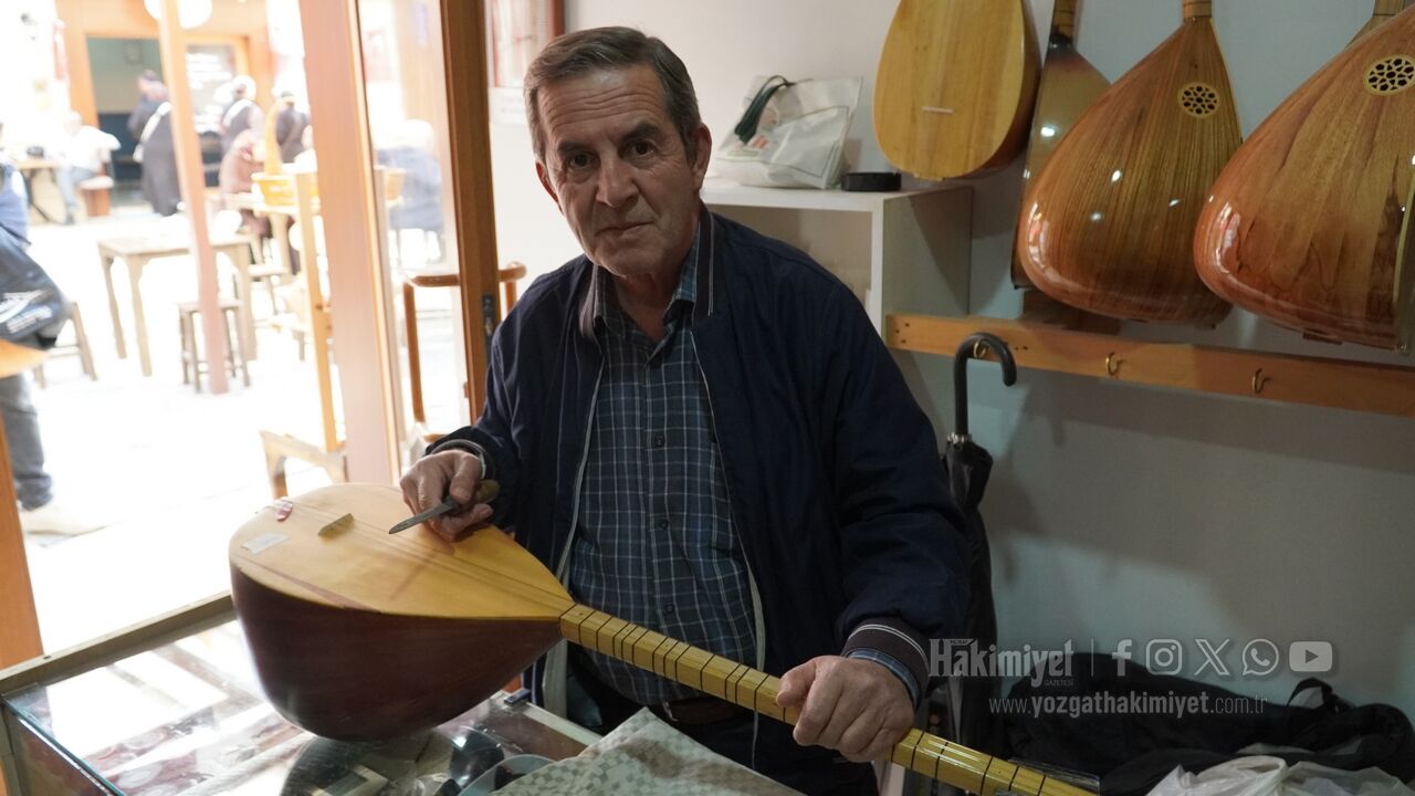 Hikmet Şimşek Saklı Han'da Müzik Aletlerine Can Veriyor (1)