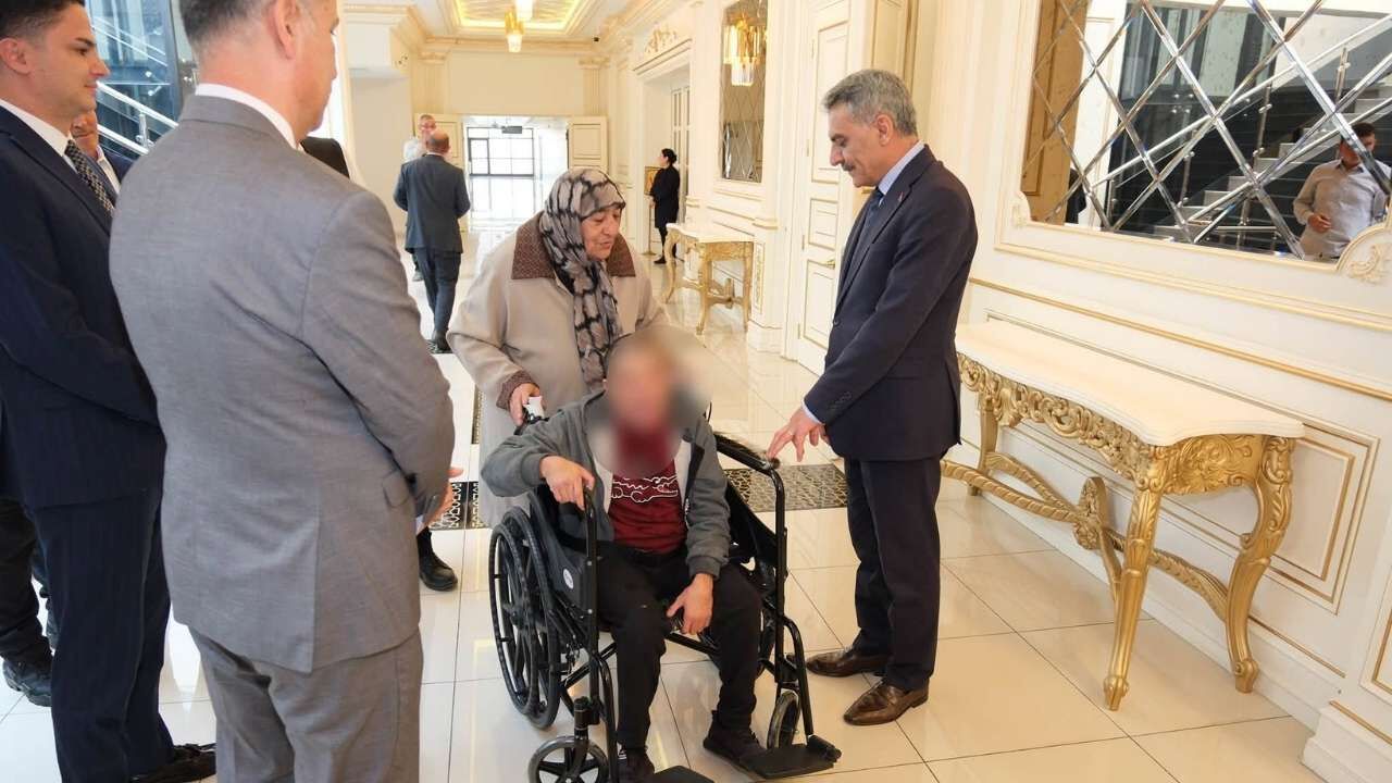 İki Vatandaşa Elektrikli Ve Manuel Sandalye Desteği (1)