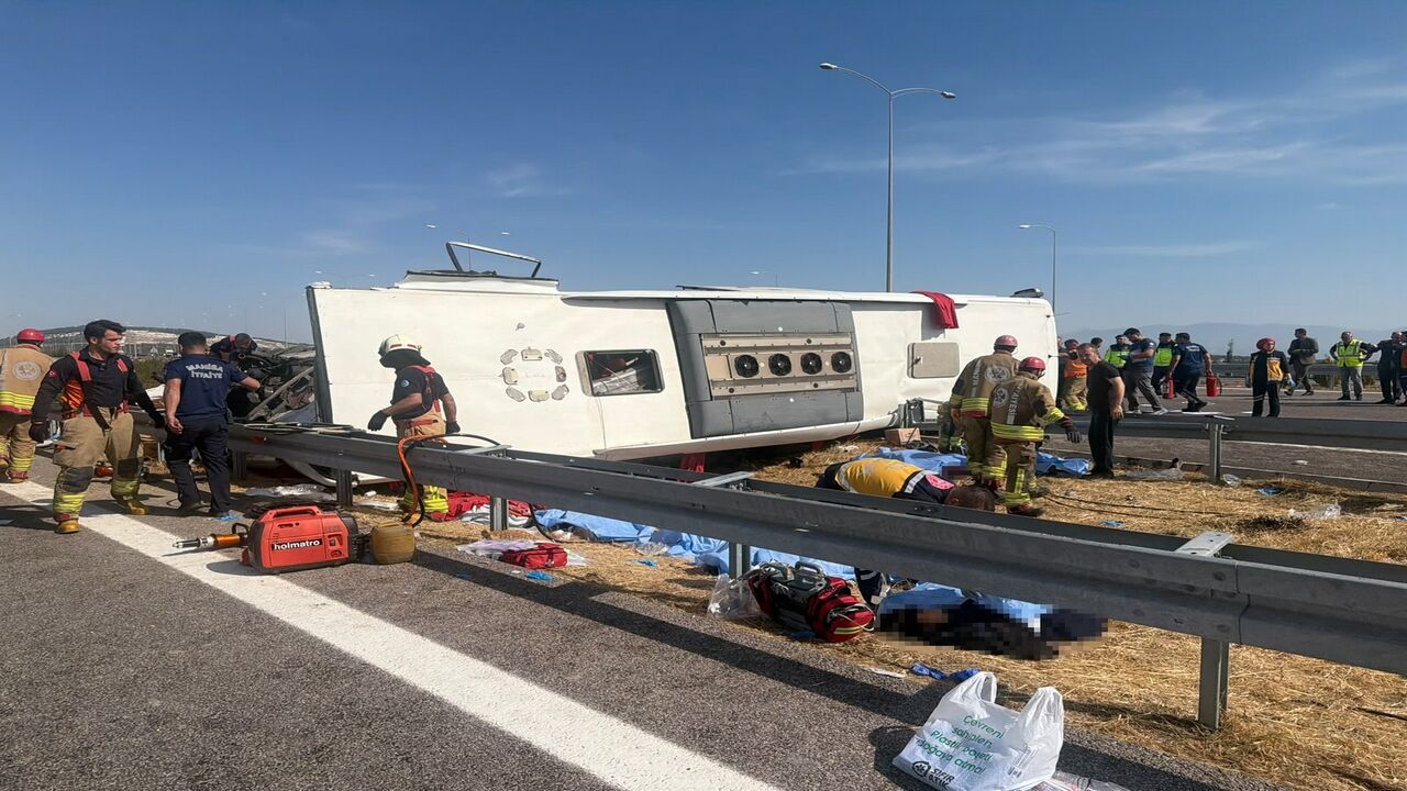 İzmir Yolunda Büyük Facia 11 Kişi Öldü, 37 Kişi Yaralandı (5)